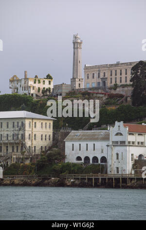 Prision de l'île d'Alcatraz vue depuis le ferry depuis l'eau, San Francisco, États-Unis Banque D'Images