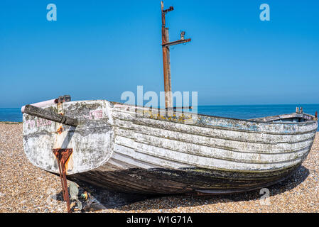 Sur la boatt pêche plage de galets à Aldeburgh, Suffolk, UK Banque D'Images