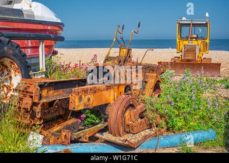 Mouettes sur la plage d'Aldeburgh, Bulldozer rouillée, Suffolk, UK Banque D'Images