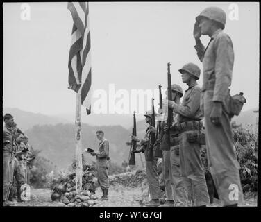 Le Lieutenant-colonel John Hopkins, commandant du Premier bataillon, 5e Régiment de Marines, conduit dans le chant de l'hymne national lors des services commémoratifs tenus sur le terrain pendant la campagne de Corée. ; notes générales : utilisation de la guerre et des conflits Nombre 1401 lors de la commande d'une reproduction ou demande d'informations sur cette image. Banque D'Images