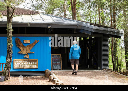 Un visiteur entre RSPB Loch Garten Osprey Centre dans la réserve naturelle de la forêt d'Abernethy dans le Parc National de Cairngorms. Strathspey Highland Scotland UK Banque D'Images