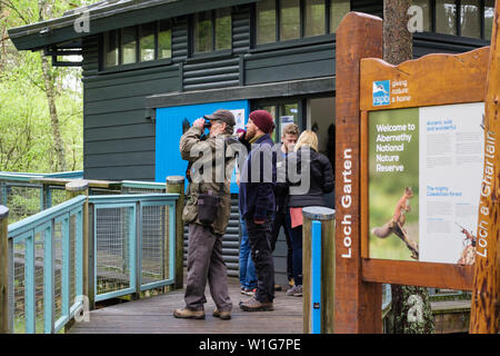 Les visiteurs à regarder les oiseaux RSPB Loch Garten Osprey Centre dans la réserve naturelle de la forêt d'Abernethy dans le Parc National de Cairngorms. Strathspey Scotland UK Banque D'Images