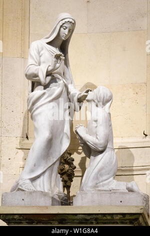 La statue de Vierge Marie bénédiction Sainte Bernadette. La statue est dans la Cathédrale de Duomo di Pavia (à Pavie, Italie) Banque D'Images