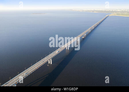 "Président" très long pont au-dessus de la rivière Volga à Oulianovsk (Russie aerial high angle view. Banque D'Images