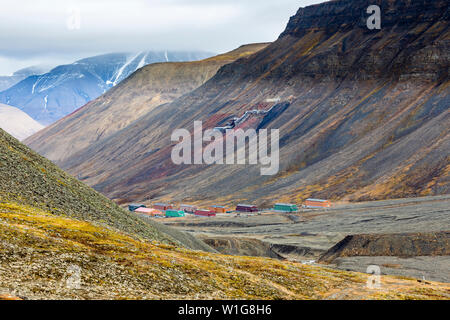 Randonnées derrière Longyearbyen vers glacier dans la toundra arctique de Svalbard, Spitzberg ou le nord de la Norvège Banque D'Images