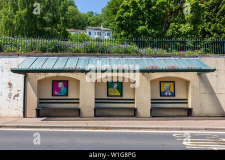 Les années 1930 abri bus avec Banksy-style artwork d'Edward Elgar ci-dessous le jardin de roses à Great Malvern, Worcestershire, Angleterre. Banque D'Images