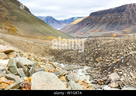 Randonnées derrière Longyearbyen vers glacier dans la toundra arctique de Svalbard, Spitzberg ou le nord de la Norvège Banque D'Images