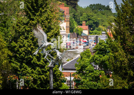 Le Malvern Busards Metal Sculpture dans le jardin de roses à Great Malvern, Worcestershire, Angleterre. Banque D'Images