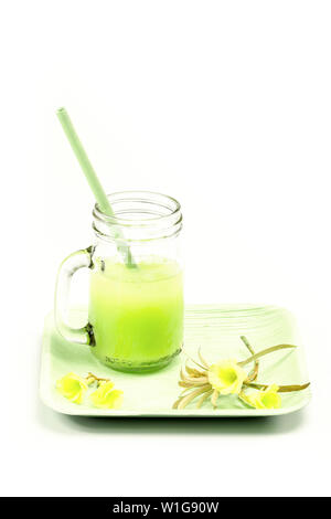 Eco-friendly Bamboo paille avec du jus d'orange contre fond blanc et vert (pas de filtre en plastique de concept) Banque D'Images