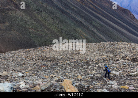 Randonneur sur haut de la Longyear glacier. Svalbard, Norvège Banque D'Images