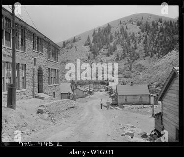 À la rue vers le bas. Schoolhouse est sur la gauche. Maisons appartenant à Mme la pluie, la société recueille louer pour eux. La chaleur Hi Coal Company, Rains # 2 Mine, pluies, Carbon Comté (Utah). Banque D'Images