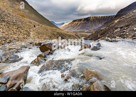 Randonnées derrière Longyearbyen vers glacier dans la toundra arctique de Svalbard, Spitzberg ou le nord de la Norvège Banque D'Images