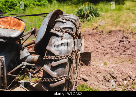 Un tracteur Ford 1942 se trouve dans une cour à une maison en Pennsylvanie, aux États-Unis. Banque D'Images