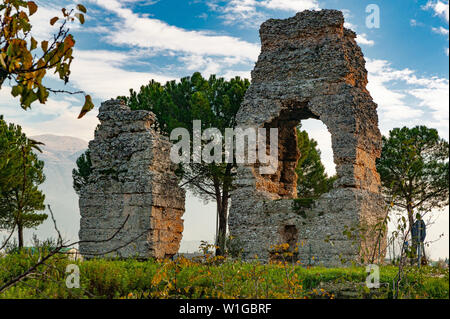 Ruines des anciens murs de la ville de Corfinio. Ici le nom Italie est né. Province de l'Aquila, Abruzzes, Italie, Europe Banque D'Images