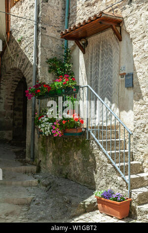 Jolie entrée dans une maison dans une ruelle étroite à Civitella Alfedena. Région des Abruzzes, Italie, Europe Banque D'Images