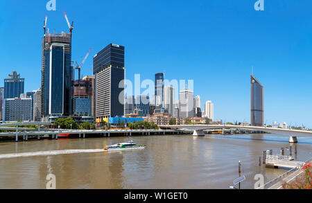 L'horizon de la Central Business District (CBD) à partir de pont Victoria avec ferry CityCat sur Brisbane River en premier plan, Brisbane, Australie Banque D'Images