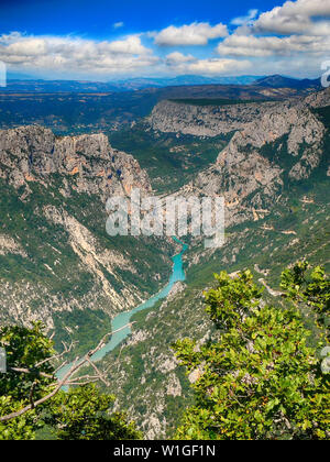 Vue sur le Canyon du Verdon à travers laquelle le flux de la rivière Verdon. C'est le canyon le plus profond d'Europe. Il y a des hautes montagnes autour d'eux et d'un blue sk Banque D'Images