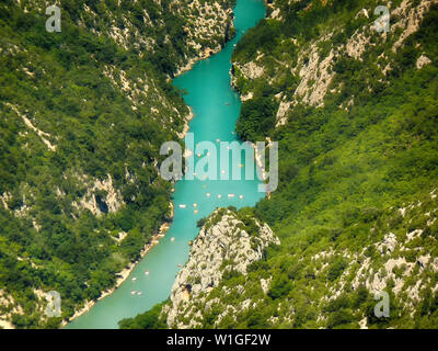 Vue sur le Canyon du Verdon à travers laquelle le flux de la rivière Verdon. C'est le canyon le plus profond d'Europe. Il y a des hautes montagnes autour d'eux. Il y a des ma Banque D'Images