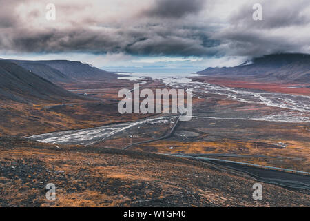Vue sur belle Adventdalen de mine de charbon numéro 7 ci-dessus, temps nuageux dans la toundra arctique de Svalbard, Spitzberg ou le nord de la Norvège Banque D'Images
