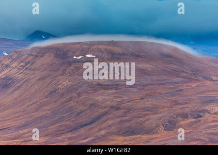 House lui n'en haut d'une montagne à l'intérieur de Adventdalen fjord, la toundra arctique de Svalbard, Spitzberg ou le nord de la Norvège Banque D'Images