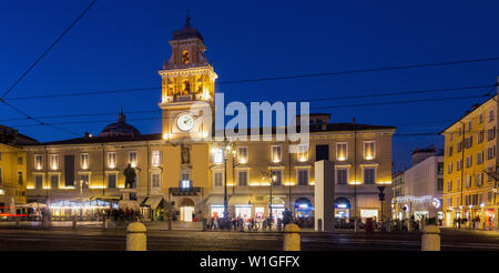 Photo de l'hôtel de ville de Parme éclairés en soirée, la place Garibaldi, Italie Banque D'Images