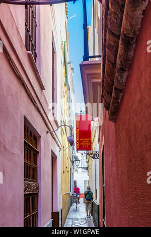 Narroiw rues ou ruelles dans le quartier de Santa Cruz ou ancien quartier juif de Séville Espagne Banque D'Images