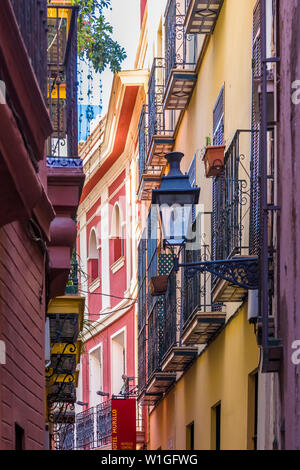 Narroiw rues ou ruelles dans le quartier de Santa Cruz ou ancien quartier juif de Séville Espagne Banque D'Images