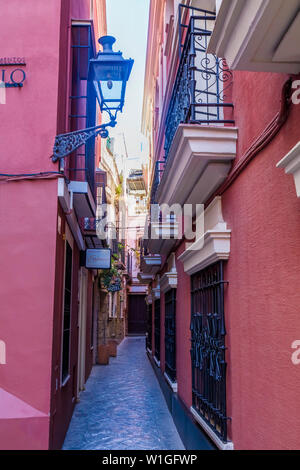 Narroiw rues ou ruelles dans le quartier de Santa Cruz ou ancien quartier juif de Séville Espagne Banque D'Images