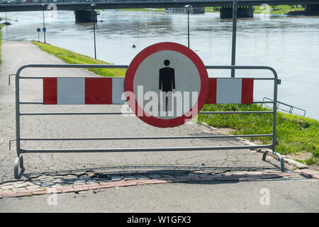 Suite des inondations sur la rivière Vistule/Visla après les gros orages dans le sud de la Pologne à la fin de mai 2019, Cracovie, Pologne, Europe. Banque D'Images