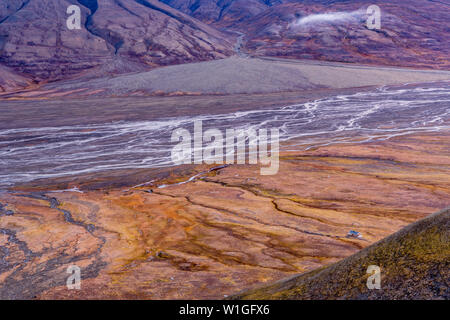 Belle vue sur le fjord de Adventdalen, Riverbed bedween au-dessus des montagnes, la toundra arctique de Svalbard, Spitzberg ou le nord de la Norvège Banque D'Images