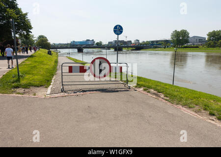 Suite des inondations sur la rivière Vistule/Visla après les gros orages dans le sud de la Pologne à la fin de mai 2019, Cracovie, Pologne, Europe. Banque D'Images