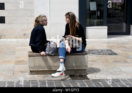 Deux jeunes femmes qui fument des cigarettes à Troyes, France, Europe Banque D'Images