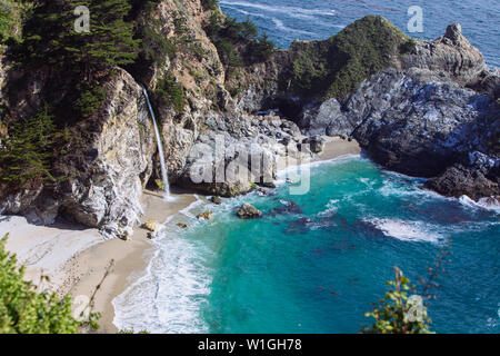 Téléobjectif Julia Pfeiffer Burns State Park Waterfall, Californie, États-Unis Banque D'Images