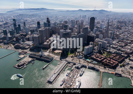 San Francisco, Californie, USA - 19 septembre 2016 : Vue aérienne du centre-ville urbain bâtiments et de l'Embarcadero waterfront. Banque D'Images