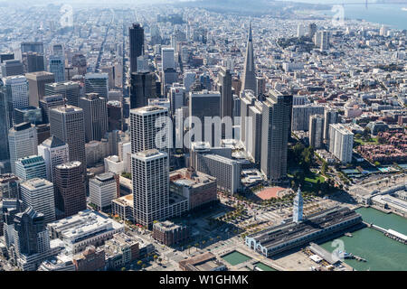 San Francisco, Californie, USA - 19 septembre 2016 : Vue aérienne de tours du centre-ville urbain et l'Embarcadero waterfront. Banque D'Images