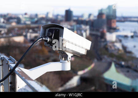 Observation d'un circuit fermé de télévision caméra montée sur un toit d'un bâtiment de port dans le port de Hambourg, Allemagne Banque D'Images