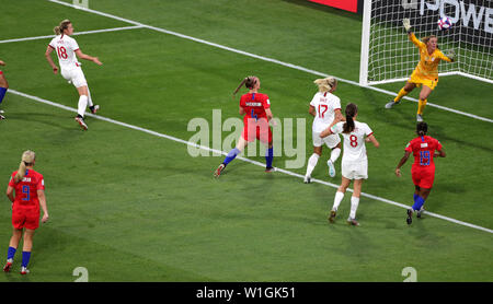 Ellen White de l'Angleterre (à gauche) marque son premier but de côtés du jeu pendant la Coupe du Monde féminine de la fifa match de demi-finale au Stade de Lyon. Banque D'Images