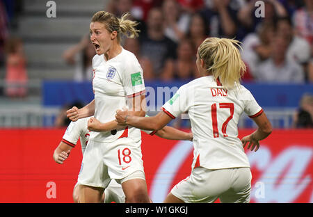 Ellen White de l'Angleterre (à gauche) célèbre marquant ainsi son premier but de côtés du jeu avec ses coéquipiers lors de la Coupe du Monde féminine de la fifa match de demi-finale au Stade de Lyon. Banque D'Images