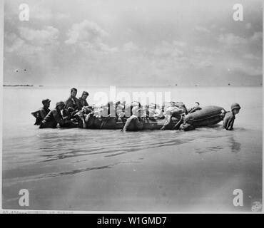 Marines blessés pendant le débarquement sur Tarawa sont remorqués sur bateaux en caoutchouc par leurs copains de grands navires qui les mènera vers des hôpitaux de base pour l'amélioration des soins médicaux. ; notes générales : utilisation de la guerre et des conflits Nombre 913 lors de la commande d'une reproduction ou demande d'informations sur cette image. Banque D'Images