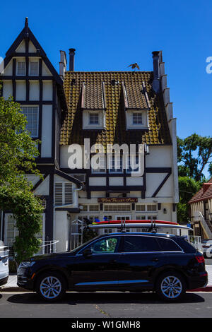 Voiture avec planches de surf Wine Valley Inn façade dans la ville danoise de Solvang, Santa Barbara, Californie, Etats-Unis Banque D'Images