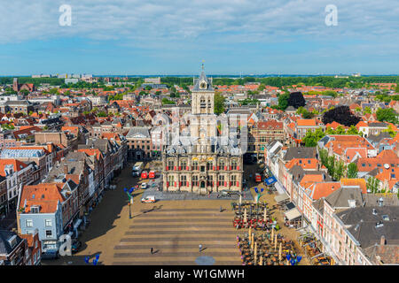 Portrait de la place du marché et l'Hôtel de ville de Delft, Pays-Bas. Delft est une vieille ville néerlandaise, connu pour sa poterie (elfts "Blauw') et les canaux. Banque D'Images