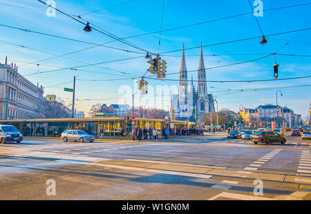 Vienne, Autriche - 18 février 2019 : le trafic d'intersection de Schottengasse et Ringstrasse avec vue sur l'église Votive gothique sur l'arrière-plan, o Banque D'Images