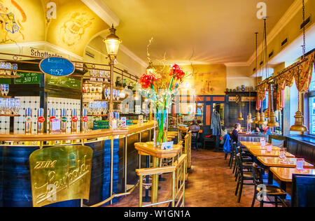 Vienne, Autriche - 18 février 2019 : l'intérieur de restaurant traditionnel dans l'Altstadt (vieille ville) décoré dans un style traditionnel classique à l'aide d'eleme Banque D'Images