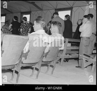 McFarland, comté de Kern, en Californie. Les jeunes ruraux ; la religion. Deux jeunes migrants dans une église pentecôtiste. Les adultes à l'arrière-plan ont été enregistrées et en scandant des prières et faisant appel à un divin Sauveur pour soigner leurs maux et résoudre leurs problèmes Banque D'Images