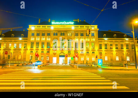 Vienne, Autriche - 18 février 2019 : soirée Ringstrasse route avec une vue sur la façade des Musées Quartier bâtiment baroque dans des soir lig Banque D'Images