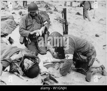 Les médecins d'aider un soldat blessé en France, 1944 ; notes générales : utilisation de la guerre et des conflits Nombre 909 lors de la commande d'une reproduction ou demande d'informations sur cette image. Banque D'Images