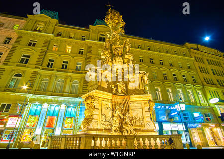 Vienne, Autriche - 18 février 2019 : l'éclairage lumineux de Wienner Pestsaule la colonne de la peste (Vienne) avec des sculptures taillées dans la rue Graben, o Banque D'Images