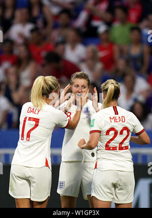 Ellen White de l'Angleterre (centre) célèbre marquant ainsi son premier but de côtés du jeu avec ses coéquipiers Rachel Daly (à gauche) et Beth Mead pendant la Coupe du Monde féminine de la fifa match de demi-finale au Stade de Lyon. Banque D'Images