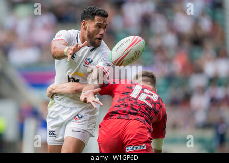 Londres, Royaume-Uni. 25 mai, 2019. L'avant-dernier tournoi du monde HSBC Série de rugby à 7 sur 25 et 26 mai 2019 à Londres (GB). Martin Iosefo (USA, 12, avec bille) adapte le ballon à un coéquipier en dépit d'un handicap par Morgan Williams (Pays de Galles, 12). Credit : Jürgen Kessler/dpa/Alamy Live News Banque D'Images