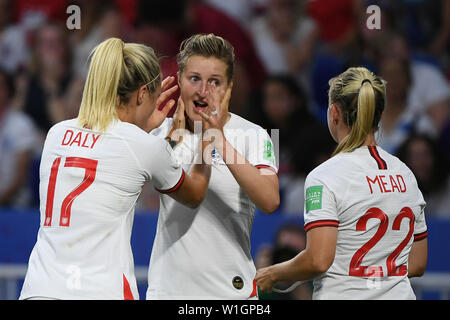 Lyon, France. 07 juillet, 2019. 02 juillet 2019, la France (France), Décines-Charpieu : Football, les femmes : Coupe du monde, l'Angleterre - USA, ronde, demi-finale, Stade de Lyon : l'Angleterre Rachel Daly (l-r), Ellen White et Beth Mead cheer après 1:1. Photo : Sebastian Gollnow/dpa dpa : Crédit photo alliance/Alamy Live News Banque D'Images